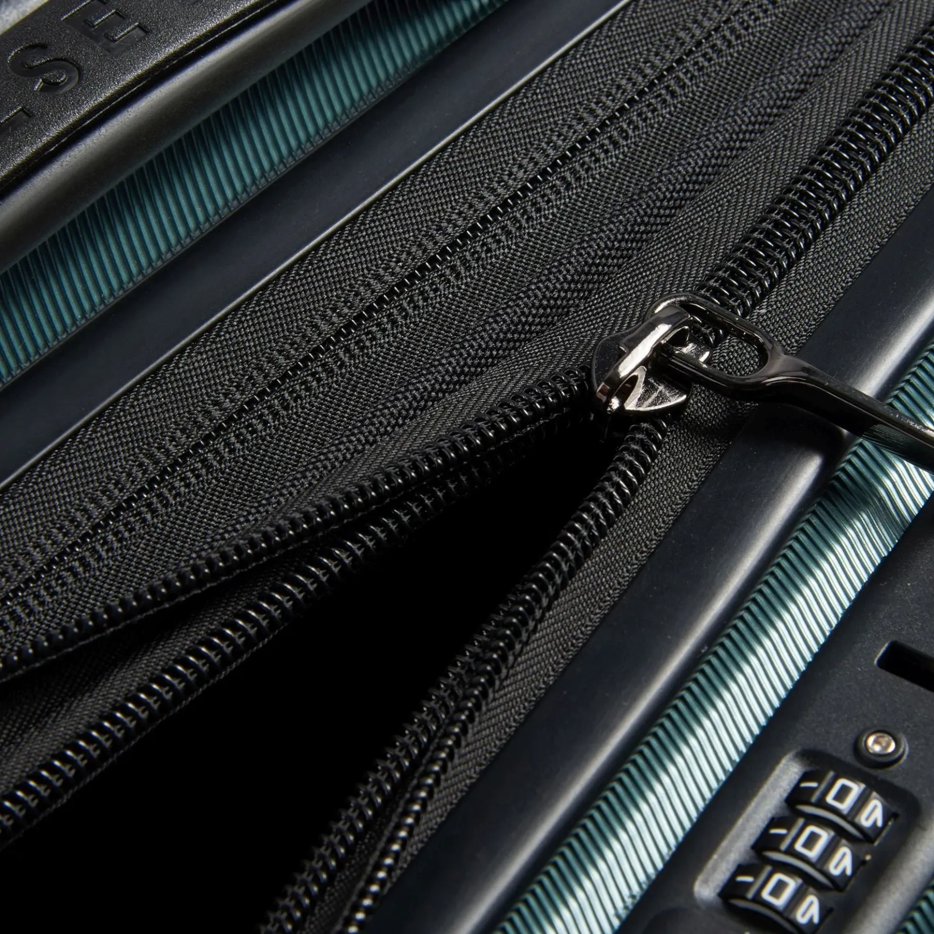 Shadow 5.0 - 4-Rollen-Kabinentrolley mit Vordertasche S 55 cm erw. USB (grün)