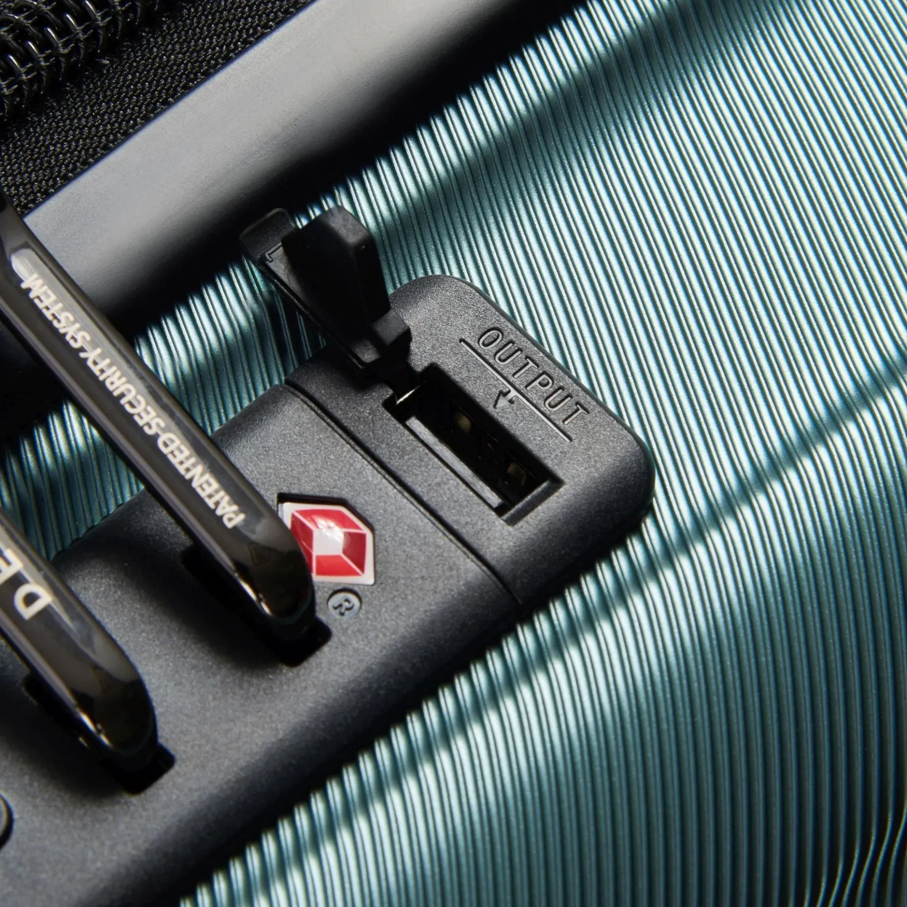 Shadow 5.0 - 4-Rollen-Kabinentrolley mit Vordertasche S 55 cm erw. USB (grün)