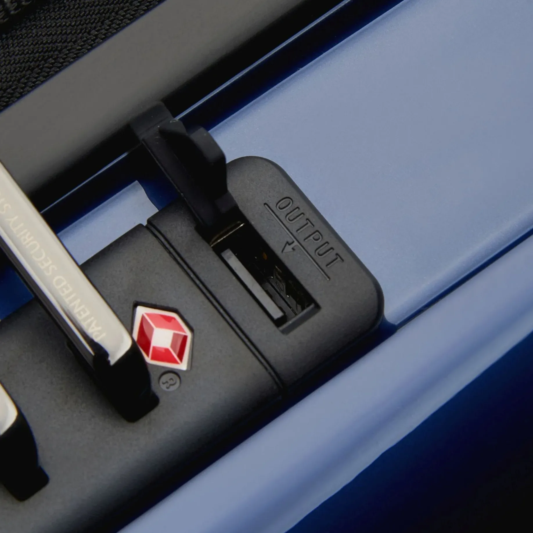Shadow 5.0 - 4-Rollen-Kabinentrolley mit Vordertasche S 55 cm erw. USB (marineblau)