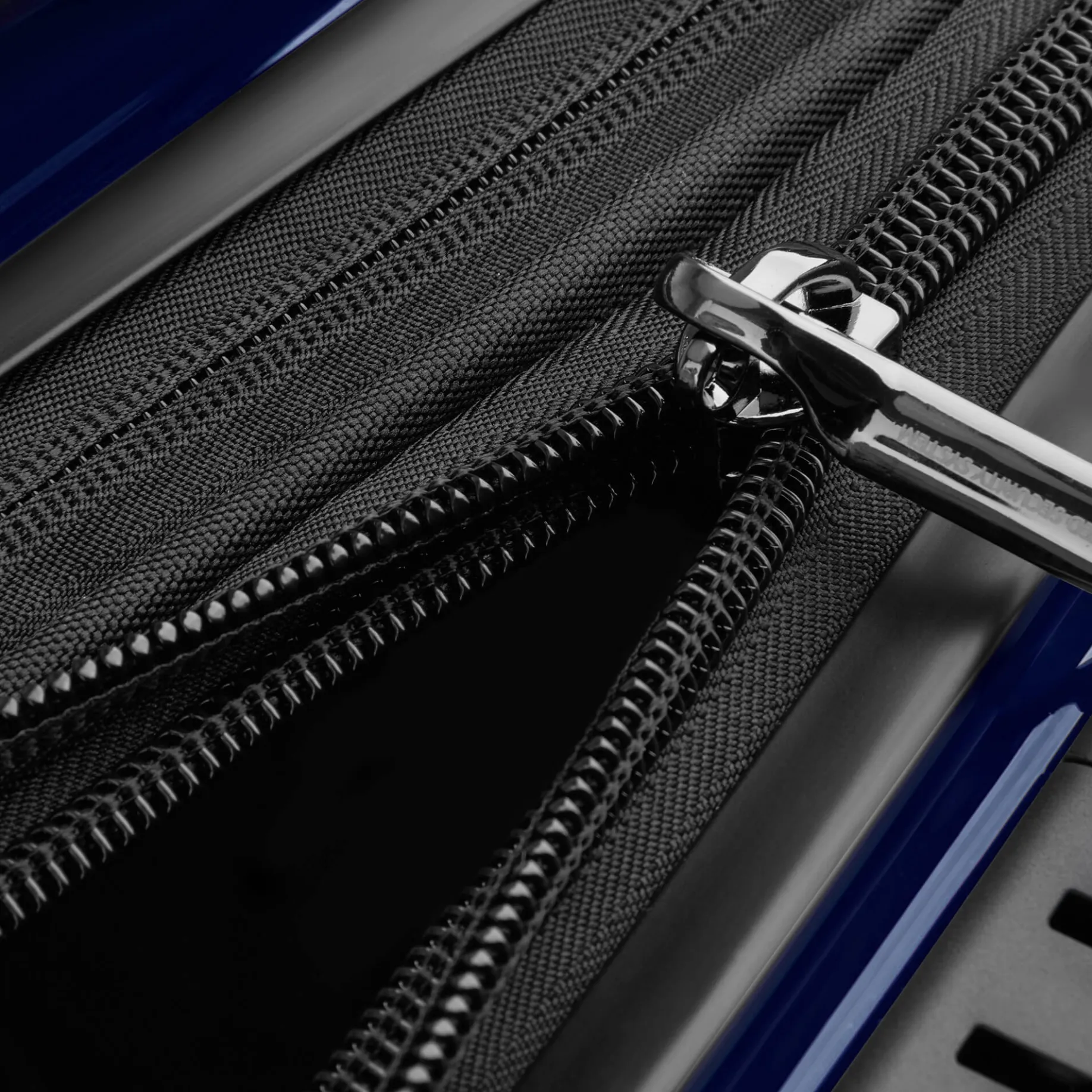 Shadow 5.0 - 4-Rollen-Trolley erw. 75 cm (marineblau)